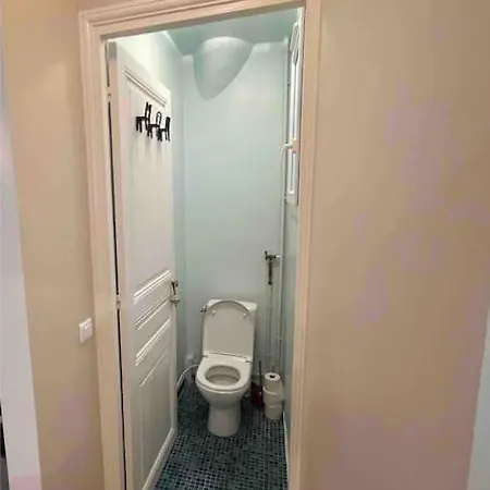 Spacious And Convenient 2 Bedroom Flat In Centre Appartamento