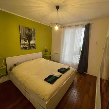 Spacious And Convenient 2 Bedroom Flat In Centre Parigi