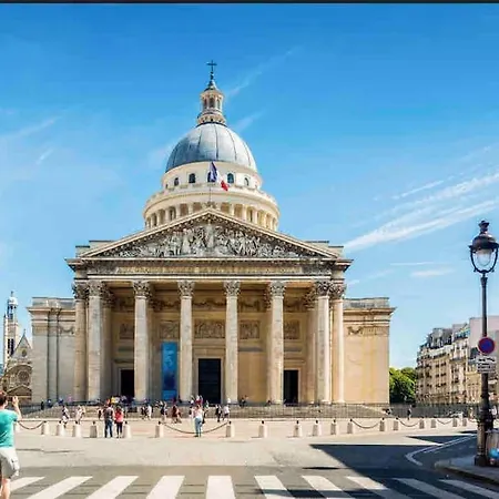 Spacious And Convenient 2 Bedroom Flat In Centre Apartment Paris