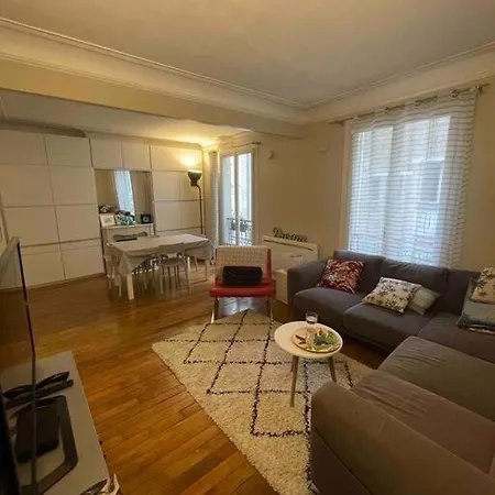 Spacious And Convenient 2 Bedroom Flat In Centre Appartamento