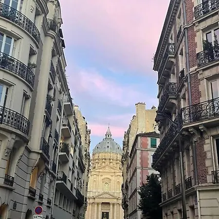 Spacious And Convenient 2 Bedroom Flat In Centre Paris